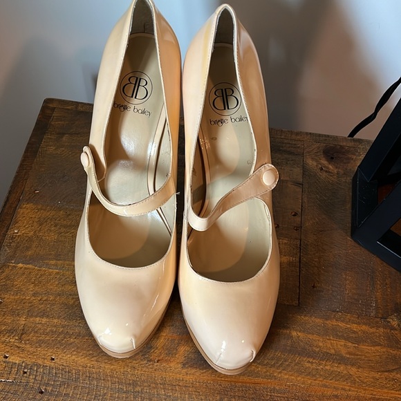 High heels from Brigitte Bailey by Pour La Victoire Beige patent size 10 - Picture 3 of 8